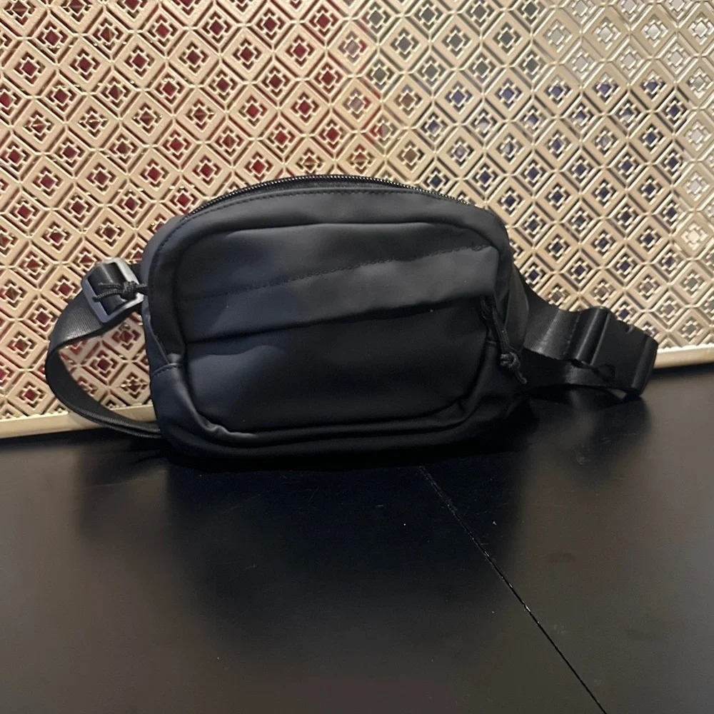 Elegant Black Crossbody Bag - Picture 1 of 4